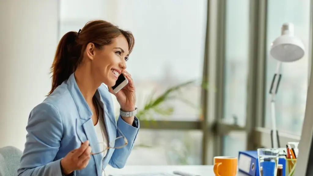 picture of sales rep conducting closing call